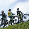 3 Mountainbiker am Start der Downhillstrecke 3 Mountainbiker am Start der Downhillstrecke