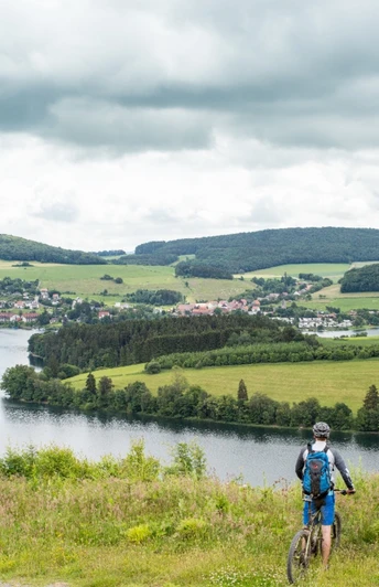 2 Mountainbiker blicken auf den Diemelsee 2 Mountainbiker blicken auf den Diemelsee