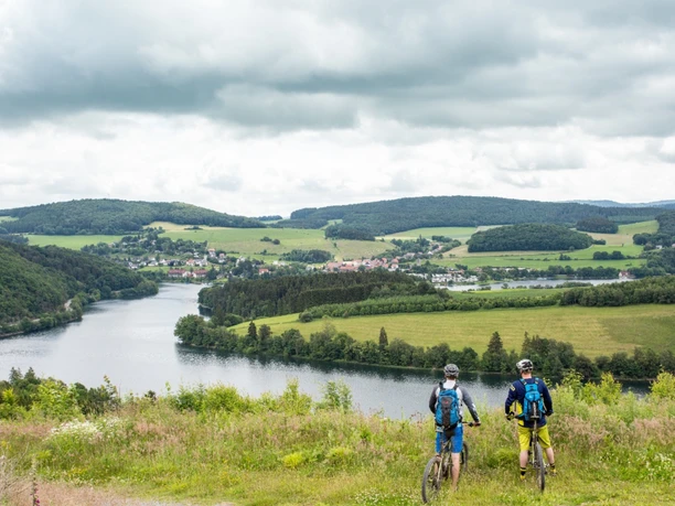 2 Mountainbiker blicken auf den Diemelsee 2 Mountainbiker blicken auf den Diemelsee