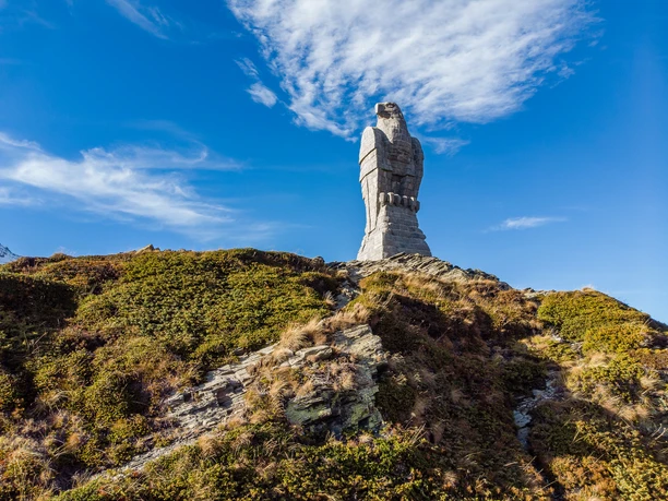 50580775142_96c61343ba_k.jpg Bild vom Steinadler auf dem Simplonpass