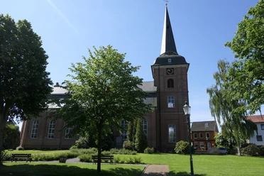 Historische_OsteDeichroute_St_Petri_Kirche_Osten_BR_SG_Hemmoor.JPG