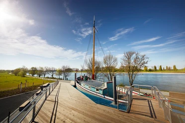 Aalfischerei-Museum mit Aalschokker "Fiat Voluntas" bei Monheim am Rhein Aalschokker "Fiat Voluntas" liegt am Ufer des Rheins beim Aalfischerei-Museum in Monheim.