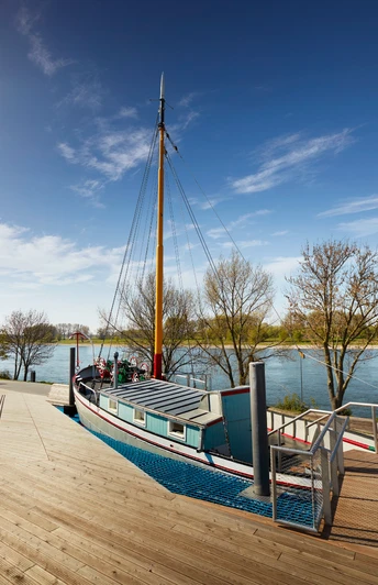 Aalfischerei-Museum mit Aalschokker "Fiat Voluntas" bei Monheim am Rhein Aalschokker "Fiat Voluntas" liegt am Ufer des Rheins beim Aalfischerei-Museum in Monheim.
