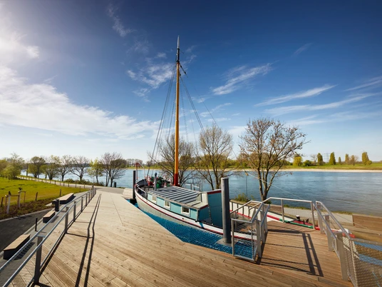 Aalfischerei-Museum mit Aalschokker "Fiat Voluntas" bei Monheim am Rhein Aalschokker "Fiat Voluntas" liegt am Ufer des Rheins beim Aalfischerei-Museum in Monheim.