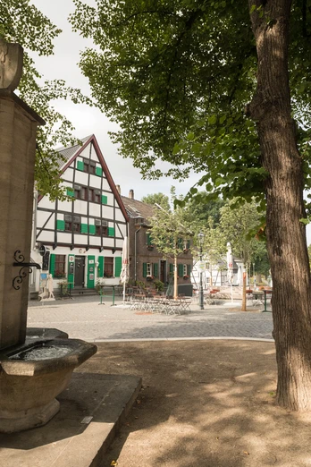 Monheimer Altstadt Historischer Marktplatz in der Monheimer Altstadt mit Fachwerkhäusern und einem steinernen Brunnen.