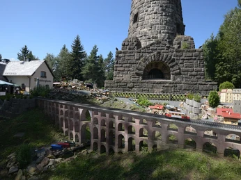 Kuhbergbaude bei Netzschkau: Modell der Göltzschtalbrücke