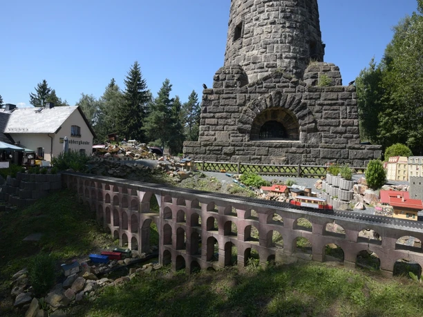 Kuhbergbaude bei Netzschkau: Modell der Göltzschtalbrücke