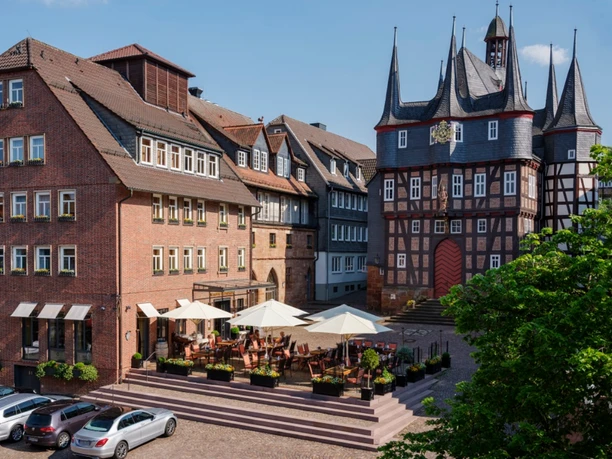 Blick auf die Sonnenterrasse Sie sehen die Sonnenterrasse des Hotels Die Sonne Frankenberg, im Hintergrund das historische Rathaus von Frankenberg Eder.