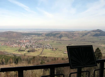 Blick vom Bärenbergturm auf Zierenberg und Dörnberg