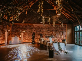 Scheune - Hochzeit Rödinghausen Rustikale Scheune mit Ziegelwänden; festlich dekoriert für eine Hochzeitsveranstaltung in Rödinghausen.