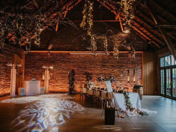Scheune - Hochzeit Rödinghausen Rustikale Scheune mit Ziegelwänden; festlich dekoriert für eine Hochzeitsveranstaltung in Rödinghausen.