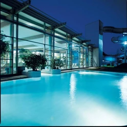 Freizeitbad Arobella Außenbecken abends