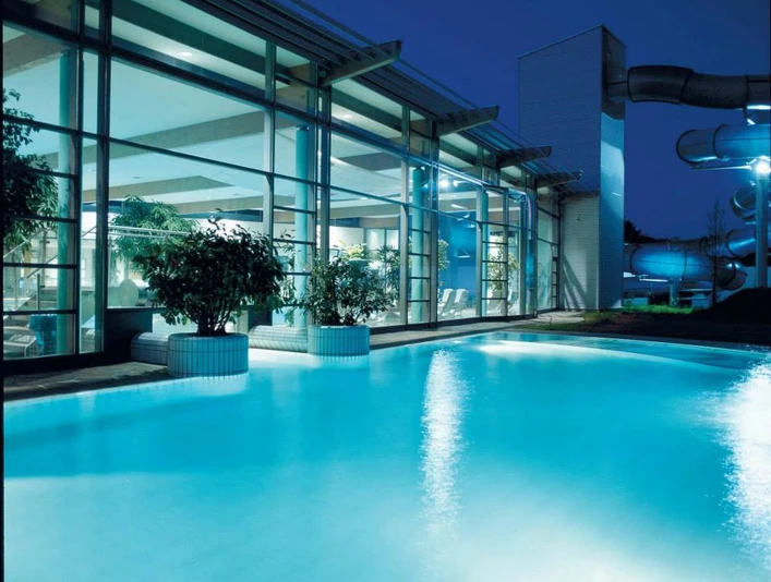 Freizeitbad Arobella Außenbecken abends