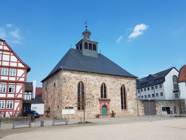 Schlosskirche zwischen Dekanat und Gefängnis