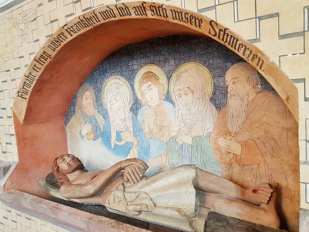 Gekreuzigte Jesusfigur in einer Wandnische in der Hospitalskapelle