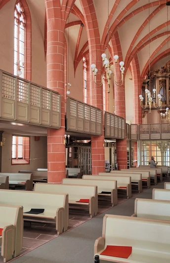 Blick in den Innenraum der Stadtkirche Treysa