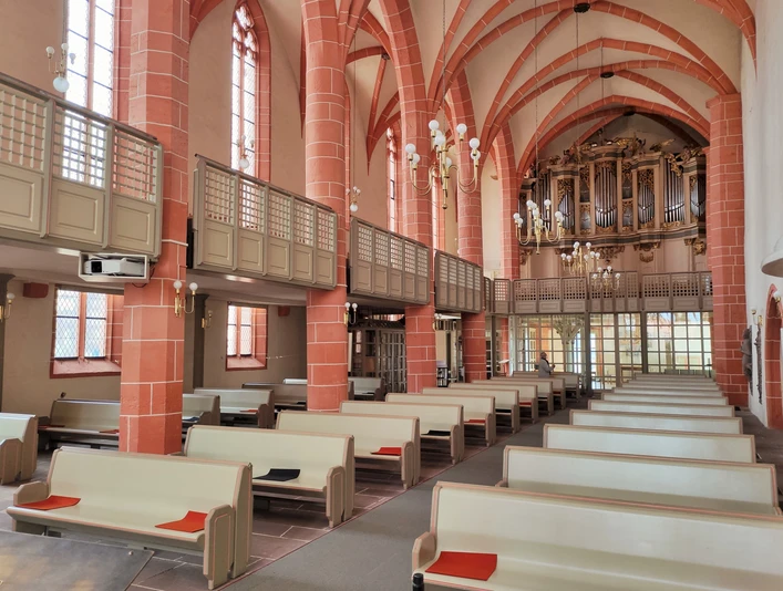 Blick in den Innenraum der Stadtkirche Treysa