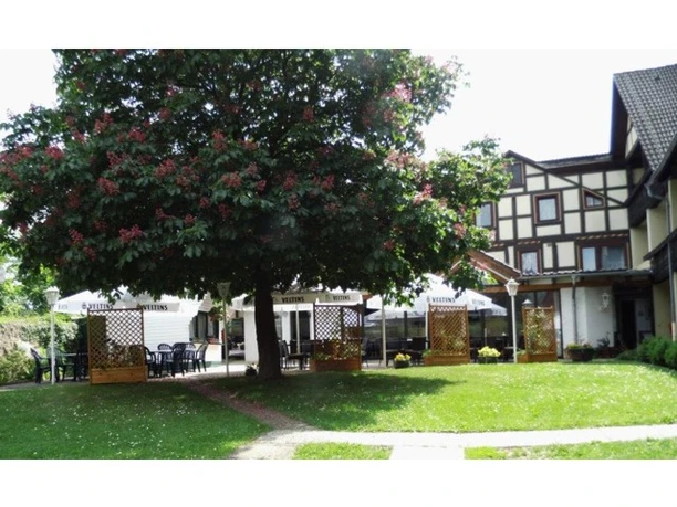 Außenansicht mit Terrasse und Garten