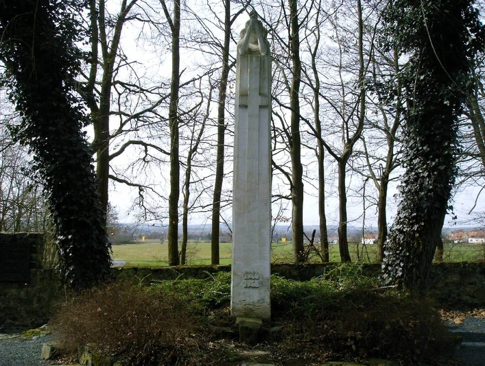Gemeindefriedhof Trauernde Frau 1 Museum Trutzhain Schwalmstadt