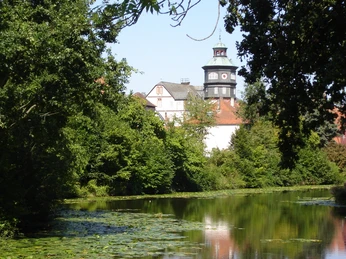 Blick auf Wallgraben und Schloss