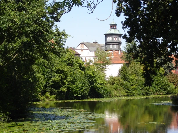 Blick auf Wallgraben und Schloss