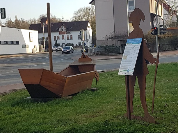 Hugenottenfigur und Treidelkahn in Treysa