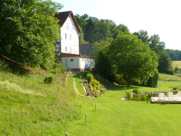 Hausansicht mit Garten