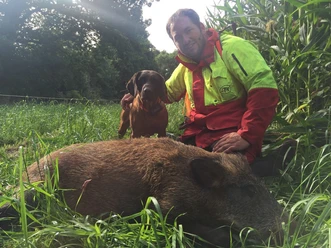 Revierjagdmeister Tim Brede mit Hund und Wildschwein