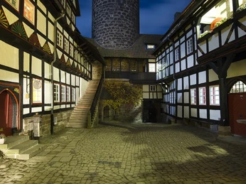 Burg-Ludwigstein_in_der_Dämmerung_(c)GrimmHeimat_NordHessen