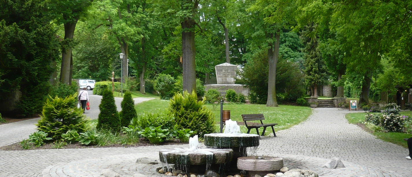 Walburger Tor mit Blick auf das Kriegsgräberdenkmal