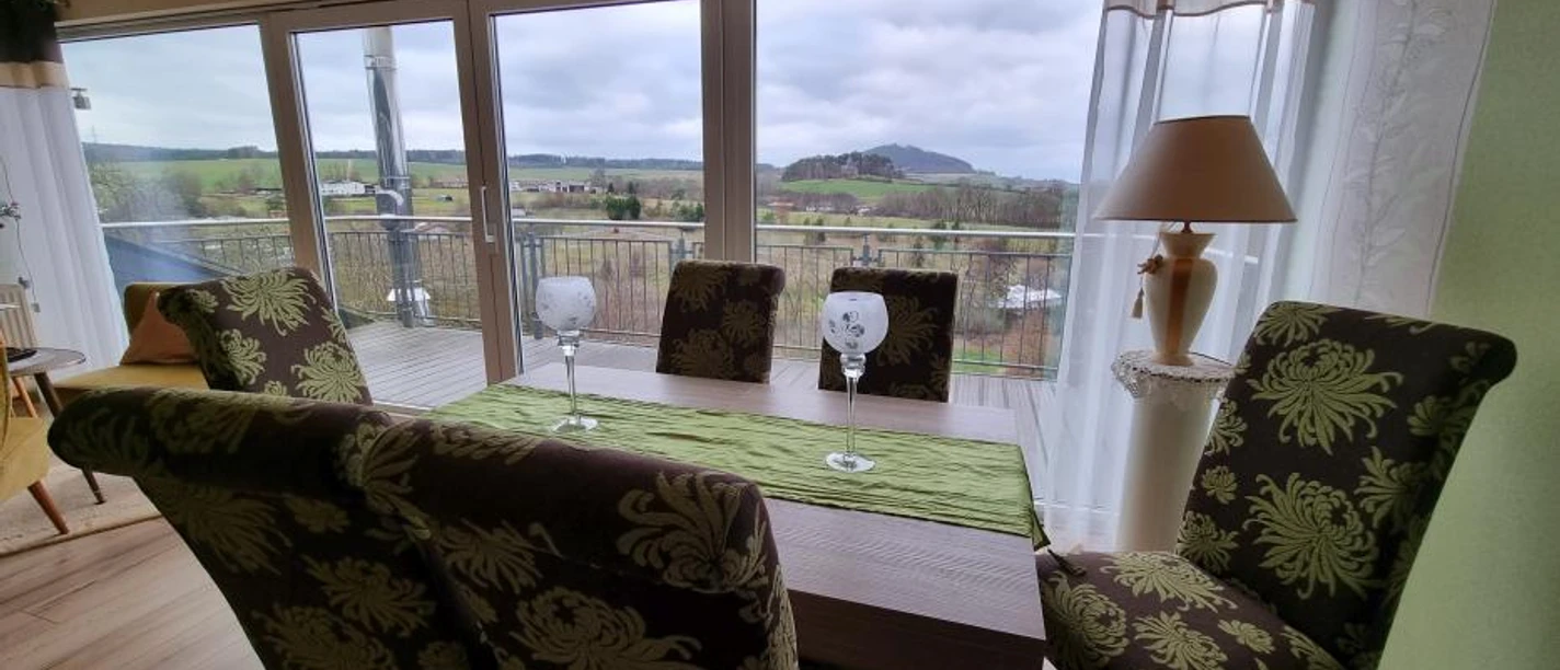 Blick vom Esstisch auf Weidelsburg