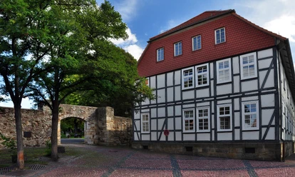 15MaraT.Schulplatz-web