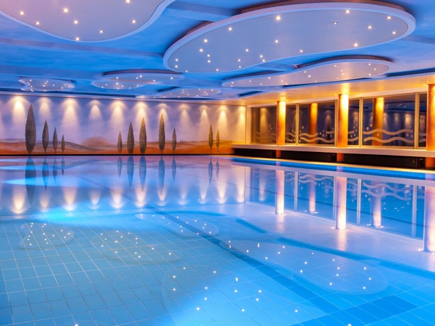 Hallenbad neue Beleuchtung