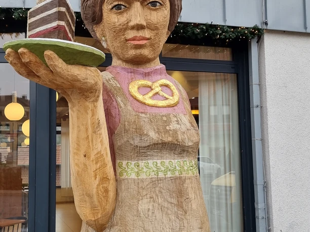 Gilserberg: Skulptur Frauenpower