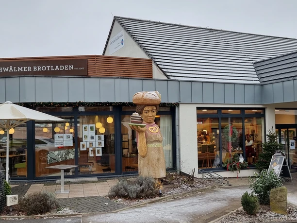 Gilserberg: Schwälmer Brotladen mit Skulptur