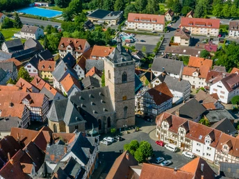 Blick auf Neukirchen mit der Nikolaikirche