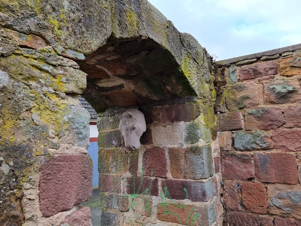 Neukirchen, "Falada" als Märchenskulptur im Torbogen an der Stadtmauer