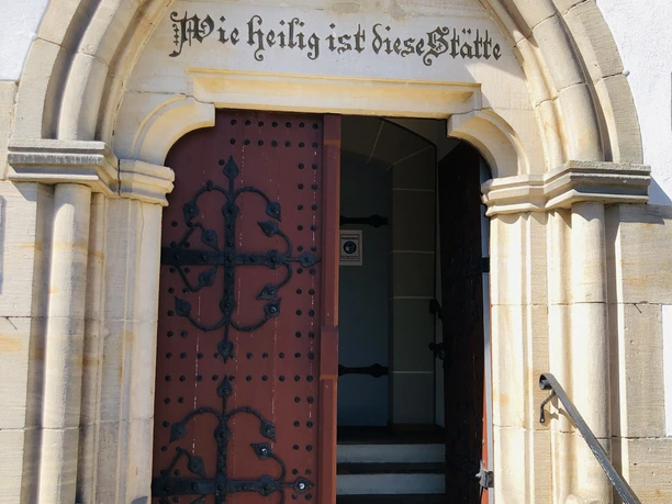 Eingang zur Kirche Nausis