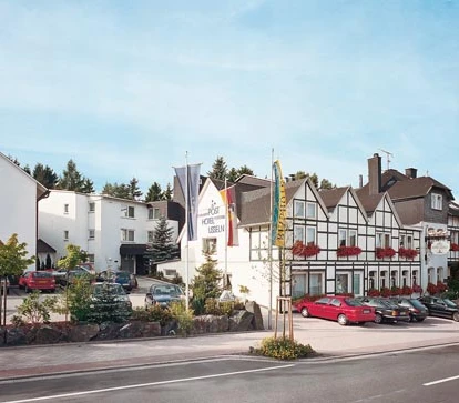 Aussenansicht Posthotel Usseln sDateiformat: DCS Erzeugt von: Adobe Photoshop Version 4.0.1 Datum: 13.05.1998 11:01 Uhr Name: Hausansicht-Retusche