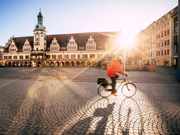Altes Rathaus am Marktplatz | Leipzig Convention Bureau Ein Radfahrer am Marktplatz vor dem Alten Rathaus in Leipzig – präsentiert vom Leipzig Convention Bureau