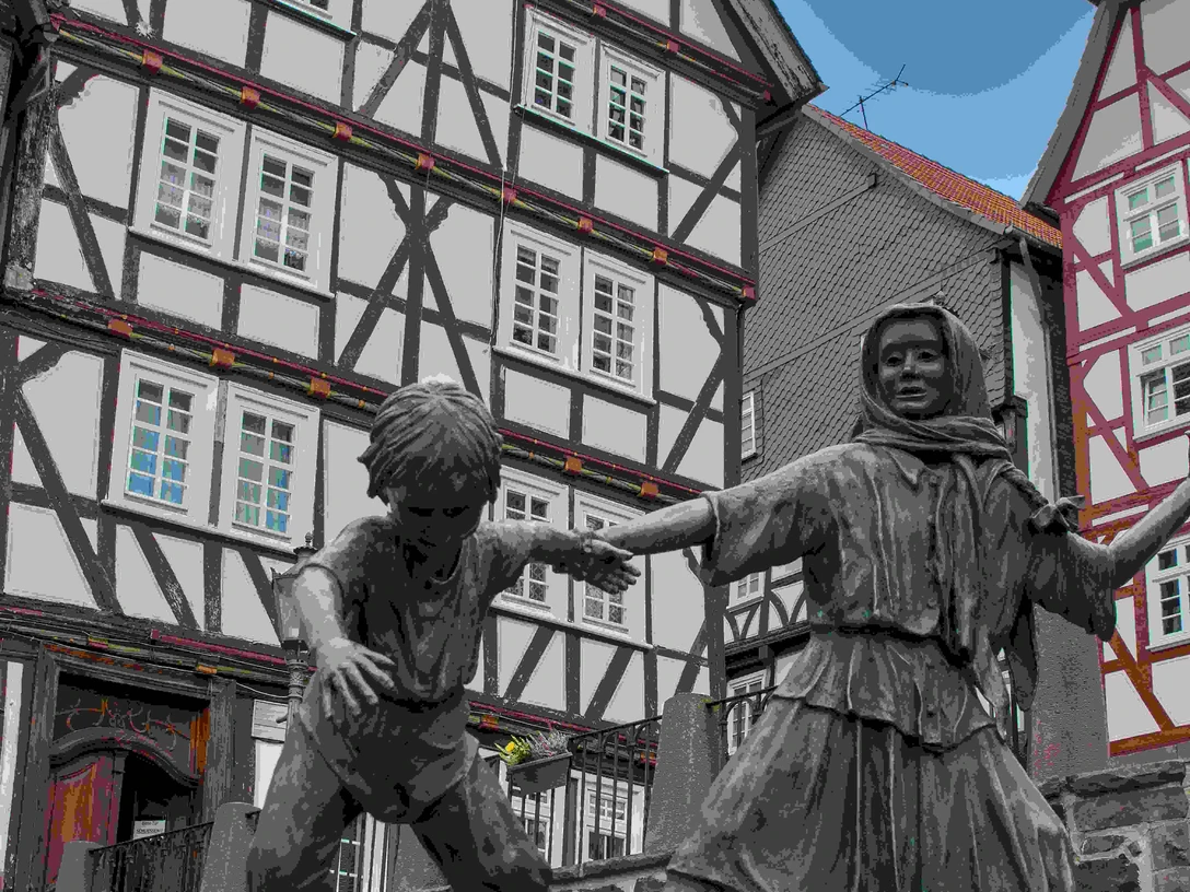 Brunnenfigur Brüderchen und Schwesterchen in Homberg (Efze)