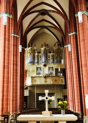 Altarraum mit Orgel in der Reformationskirche