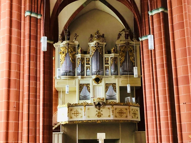 Altarraum mit Orgel in der Reformationskirche