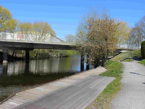 Kanusteg am Hotel Am Medemufer