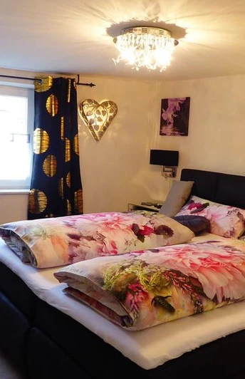 Boxspringbett (romantische Beleuchtung)