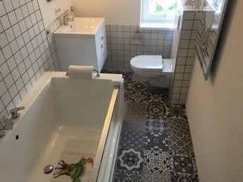 Badezimmer mit Glasbadewanne