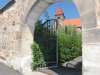 Klosteransicht durch Rundbogen
