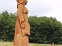 Frau Holle Statue in Blumenwiese Ulfen