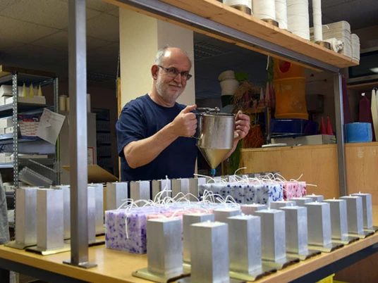 Der Kerzentunker beim Kerzen gießen - © Der Kerzentunker