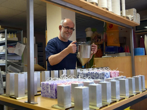 Der Kerzentunker beim Kerzen gießen - © Der Kerzentunker